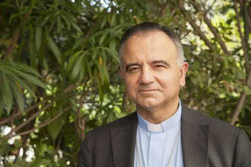 E arriva anche la predica dei vescovi: "Non si può fare politica con le aggressioni"