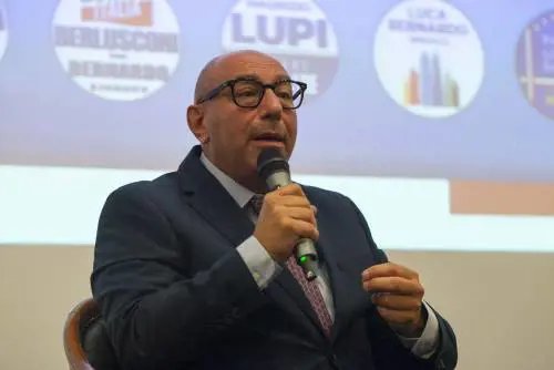 Bernardo a De Luca: "Io un umarell? Lui una macchietta: faccia meno show"