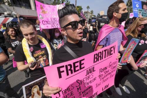 Tolta al padre la tutela legale. Festeggia Britney Spears