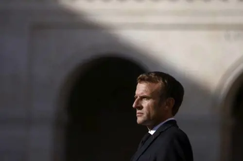 Macron ai 65enni: "Terza dose o niente pass". Singapore non cura più chi è senza protezione