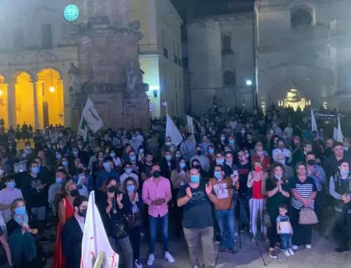 L'aggressione al candidato M5S: "Gli ha rotto la mano durante il comizio"