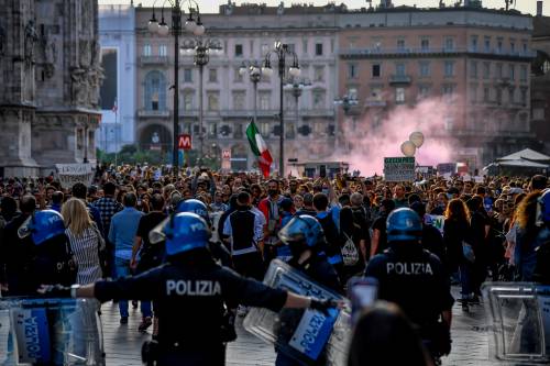 Corteo No pass a Milano: cori contro Mattarella e Draghi
