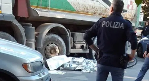 In bici sulle strisce, 11enne travolto da un camion