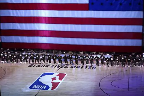 Pugni chiusi e razzismo: quelle contraddizioni nello sport d'America
