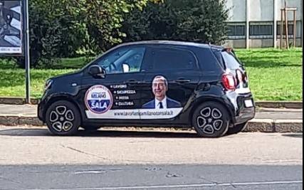 C'è il silenzio elettorale, l'auto pro Sala va in giro lo stesso