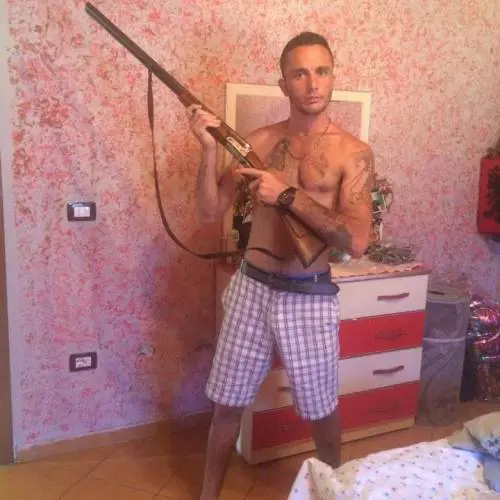 Tatuaggi e soldi: la bella vita del killer clandestino