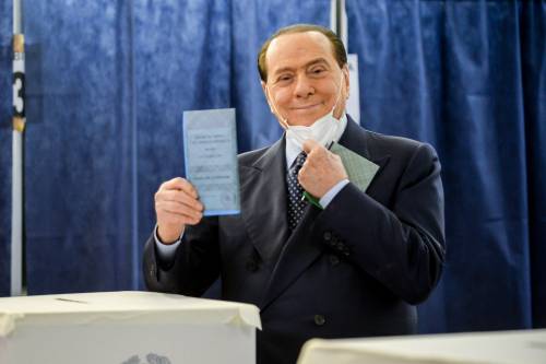 Ritorna Berlusconi e ridisegna l'alleanza. "Sì a un nuovo Pdl esteso anche a Fdi. Il Colle? Non parlo"