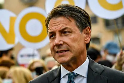 Lo scenario che inquieta Conte: "Grillo lo sostituisce con Di Maio..."
