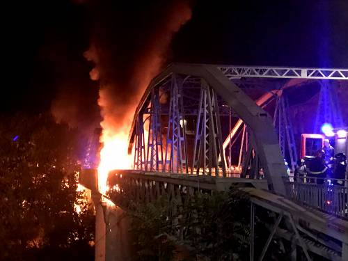 Dai video la prova sul rogo del Ponte di Roma. "È partito dagli accampamenti dei clochard"