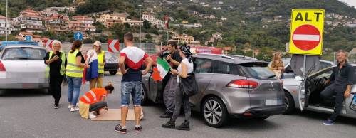 Pugni chiusi e "Bella Ciao": l'ennesima protesta dei no pass
