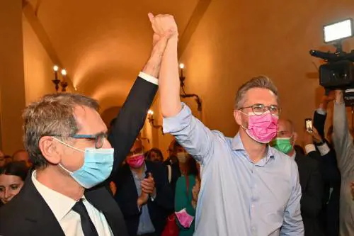 Promosso sindaco l'ex assessore di Merola. Non sfonda il candidato civico dei moderati
