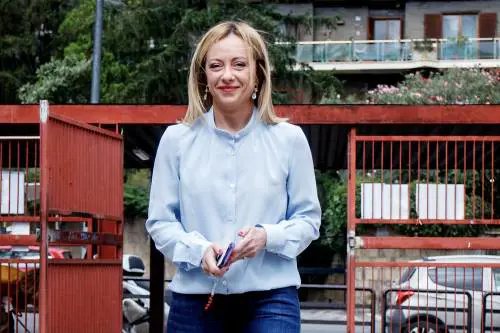 Meloni: via i nostalgici. Ma per la sinistra non è ancora sufficiente
