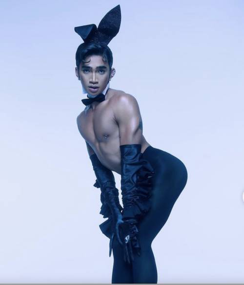 Rivoluzione a Playboy sulla cover arriva il primo “coniglietto” gay