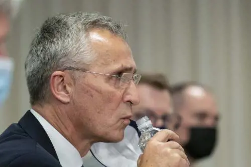 La Nato caccia 8 diplomatici russi: spie e killer. Draghi all'Ue: "Oggi è marginale nell'Alleanza"