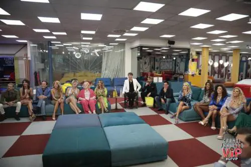La casa del Gf Vip si fa bollente: "L'ho visto nella stanza..."