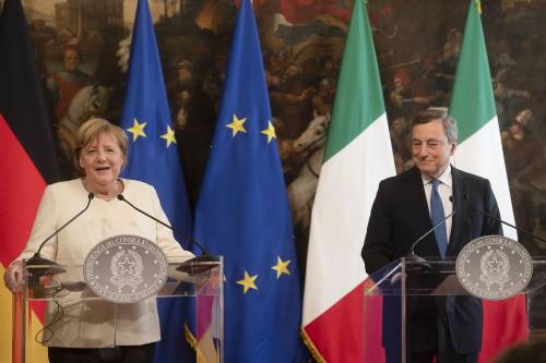 Dalla Merkel con amore "Draghi garante dell'euro"