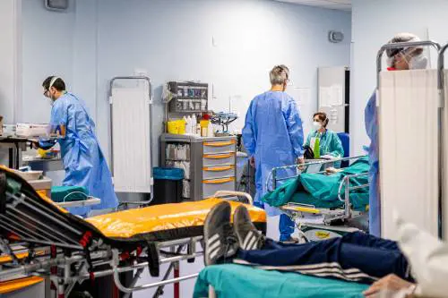 Pressione in aumento su ospedali e intensive. Altre 4 regioni in giallo