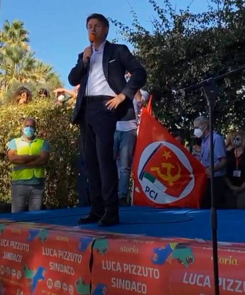 Ora spunta la foto di Conte con la bandiera del Partito comunista