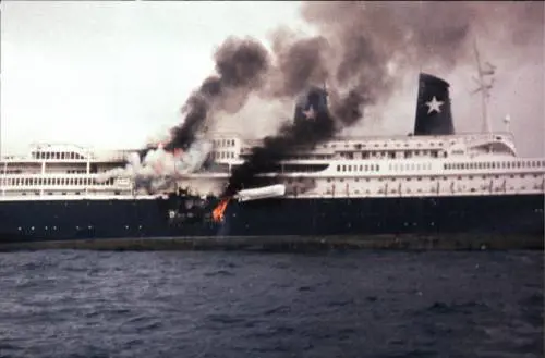 La collisione, il dirottamento, il rogo: il "mistero" sull'Achille Lauro