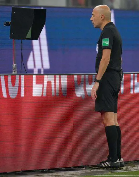 Un altro disastro dell'arbitro di Milan-Atletico: cosa è successo