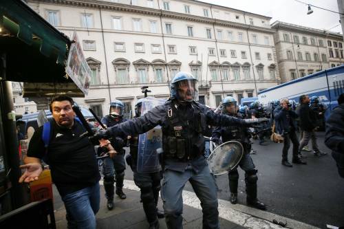 La piazza violenta dei no pass: bombe carta e sassate ai poliziotti