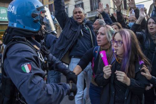 Manifestazione no pass a Milano. Scontri con la polizia