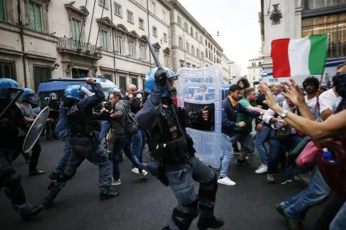 Il blitz nella sede Cgil: "Piano terra distrutto". Sdegno bipartisan, Mattarella chiama Landini