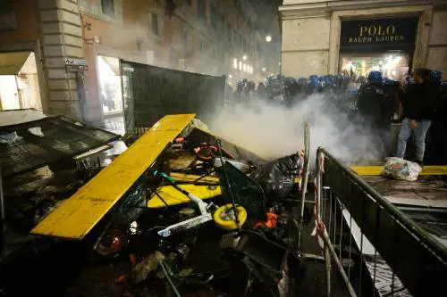 La guerriglia No Pass si scatena su Roma. Folla a Palazzo Chigi assediato per ore. Scontri con la polizia