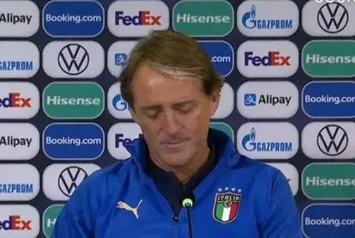 "Passiamo a un'altra domanda...". Cala il gelo in conferenza stampa con Mancini