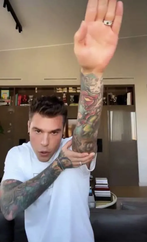 "Col c...". Saluto romano e volgarità: l'ultimo attacco di Fedez