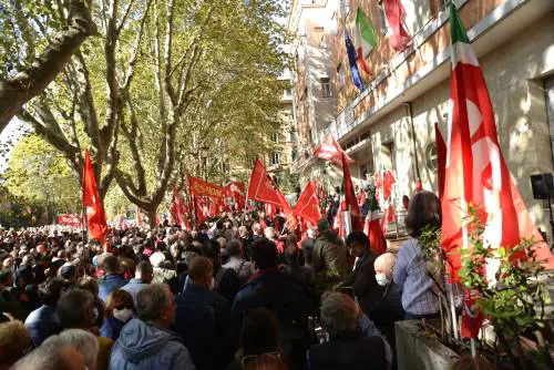 Sangue e devastazione alla Cgil. E Berlusconi chiama Landini