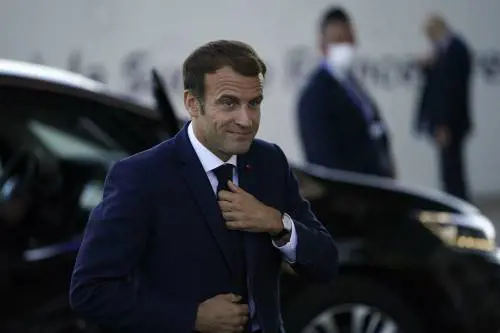 Tenta di entrare in ospedale con il Green Pass di Macron. Arrestato