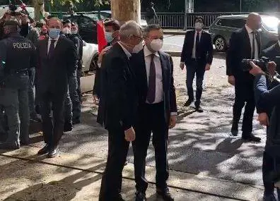 Draghi abbraccia Landini: "Solidarietà alla Cgil"