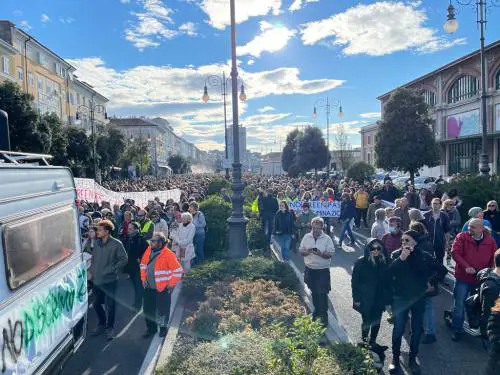 "Non siamo fascisti". Così i no pass si "prendono" Trieste