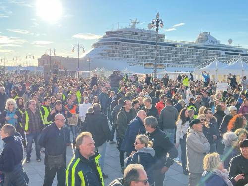 15mila manifestanti a Trieste contro il Green pass: con loro i portuali