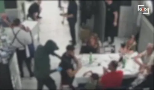 Rapina choc a Napoli: malviventi puntano armi contro famiglie e bambini