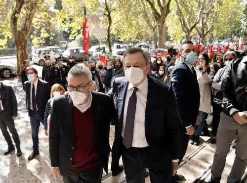 Draghi abbraccia Landini. Ma lo scioglimento di Fn "preoccupa" il premier