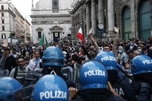 Altro che galassia fascista. Le chat No Vax inneggiano alle Br