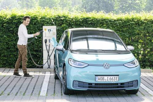 Auto aziendali con la spina: traguardo inevitabile, ma poche azioni concrete