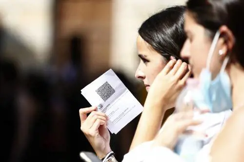 Green pass sul lavoro: assenze non pagate, controlli entro 48 ore e divieto alle aziende di registrare i Qr-code