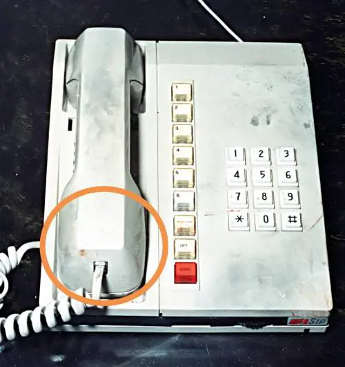 Il telefono con le tracce di sangue dell'assassino 