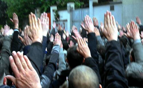 Saluti fascisti al cimitero, la Cassazione: "Non è reato"