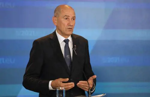 Il presidente Ue Jansa contro 13 eurodeputati "Burattini di Soros", ma poi cancella il tweet