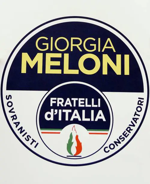 Vogliono spegnere la fiamma tricolore