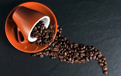 Caffè classico o decaffeinato: cosa bere a 60 anni