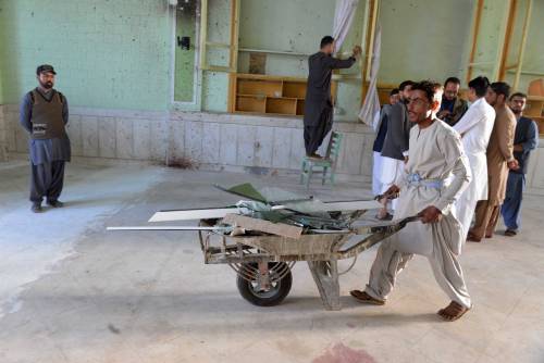 Attacco alla roccaforte talebana Kandahar. Kamikaze nella moschea sciita: 50 morti