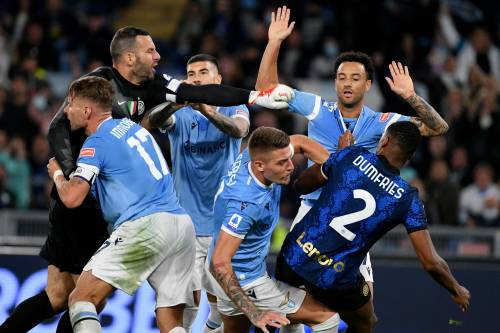 La Lazio segna con Dimarco per terra e si scatena la rissa