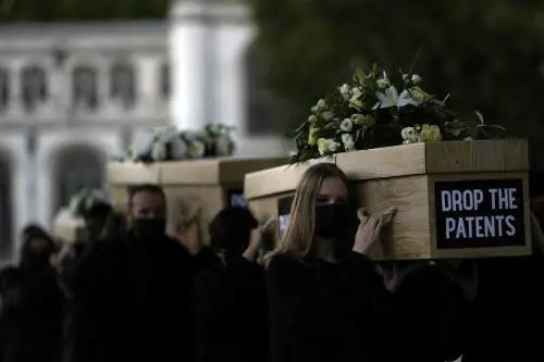 File di ambulanze e ospedali sotto pressione: il Covid torna a spaventare il Regno Unito