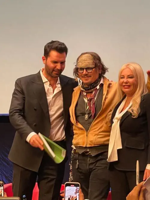 Johnny Depp presenta “Puffins” e dà lezione di vero divismo