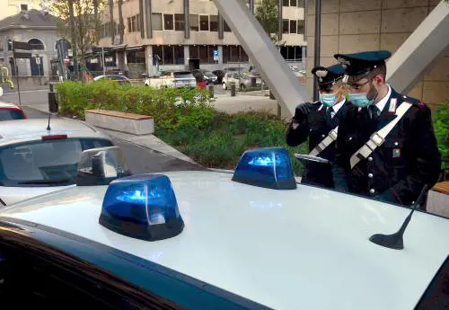 Movida violenta, rissa davanti alla discoteca. Accoltellata una donna: ora è in fin di vita